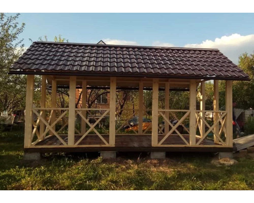 Беседка дачная деревянная "Гостевая" в Московской области с двухскатной крышей